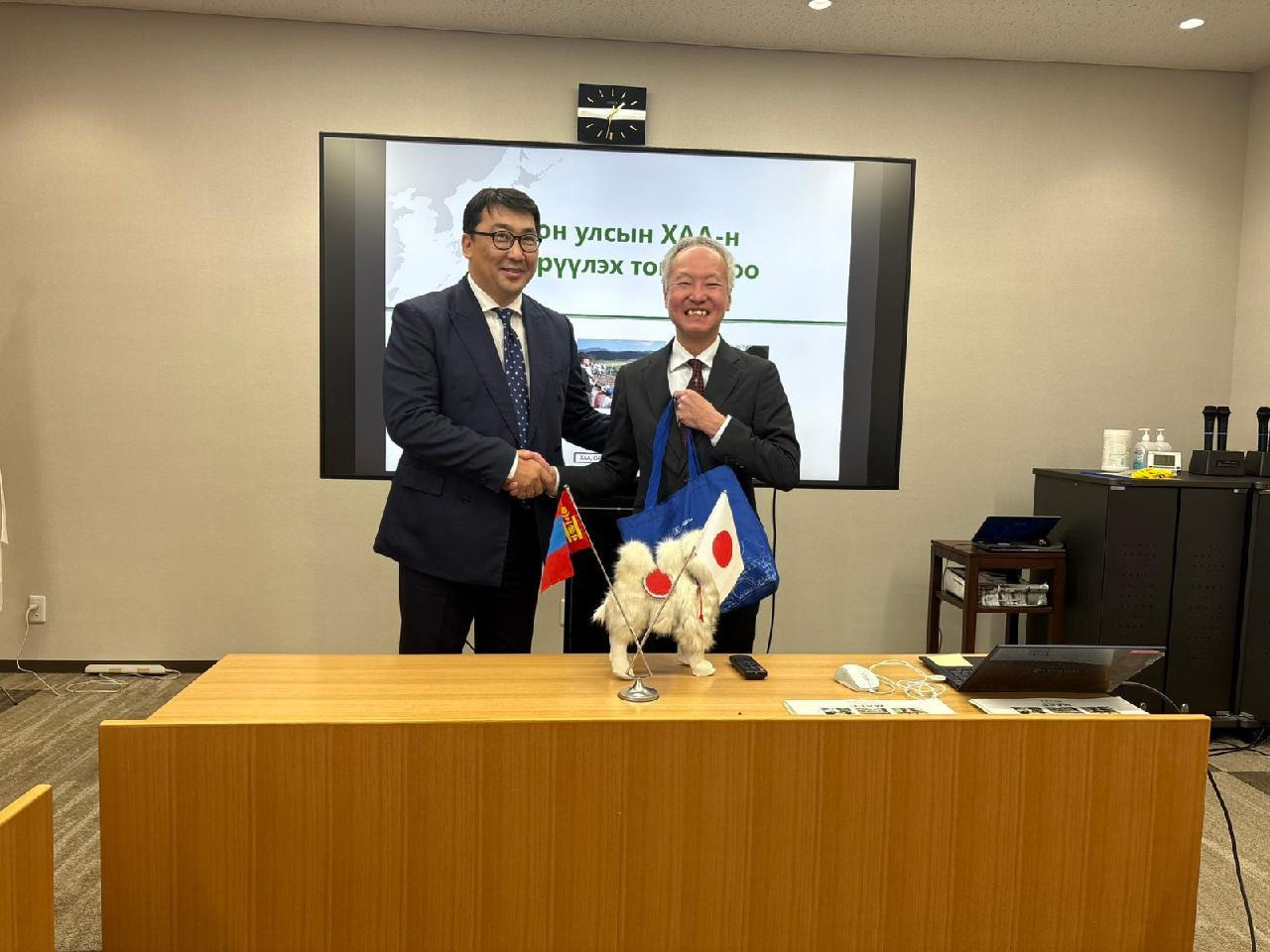 Япон Улсын Хөдөө аж ахуй, загас, ойн аж ахуйн дэд сайд Ватанаве Ёочитой уулзлаа